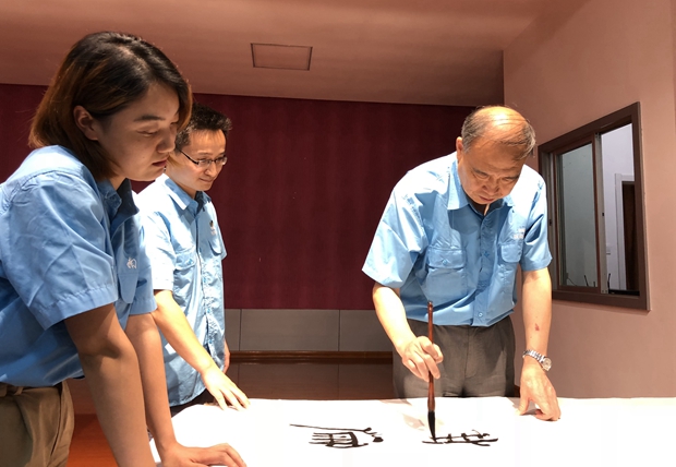 管總現場演示書法